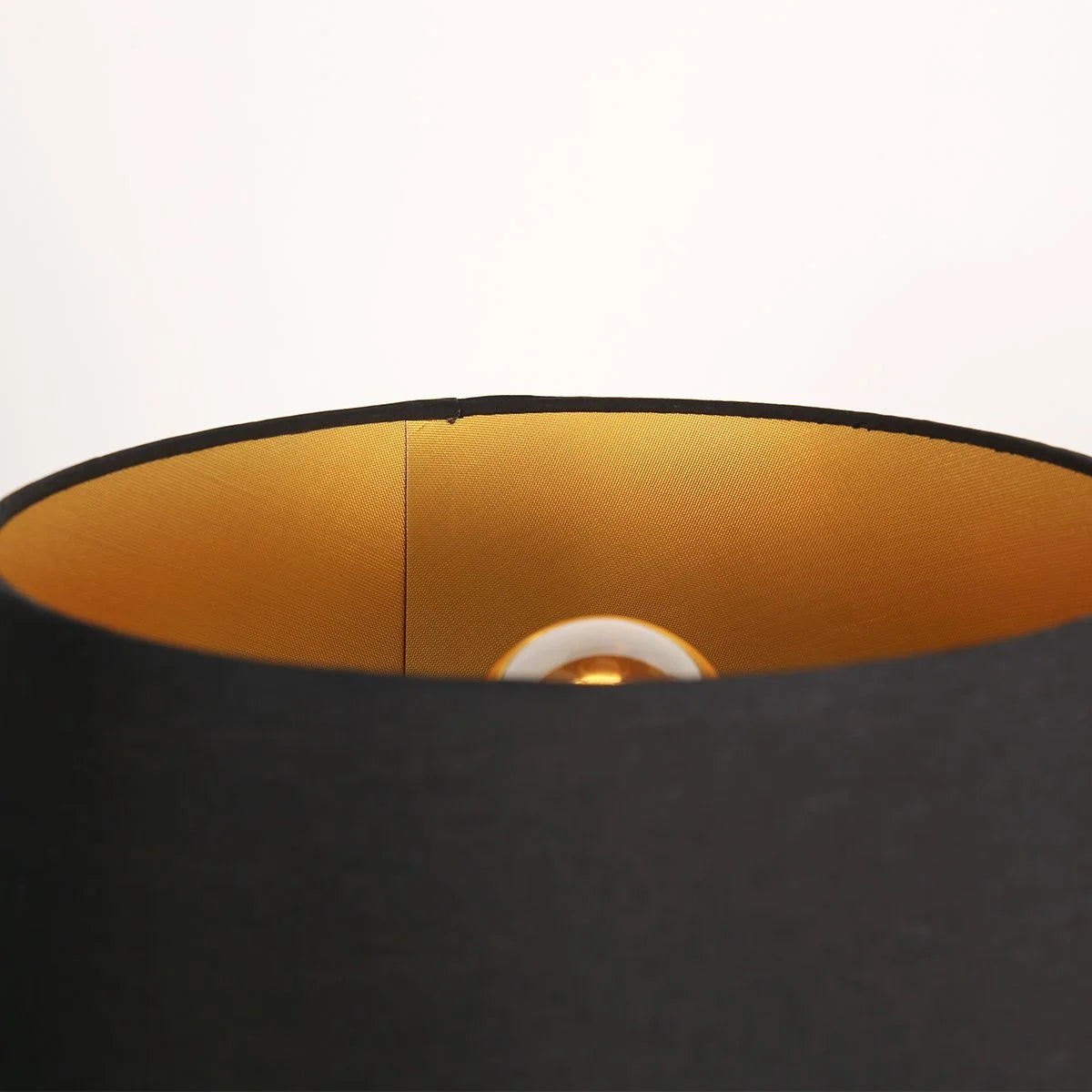 Abat-jour conique en tissu noir mat avec intérieur doré et ampoule visible