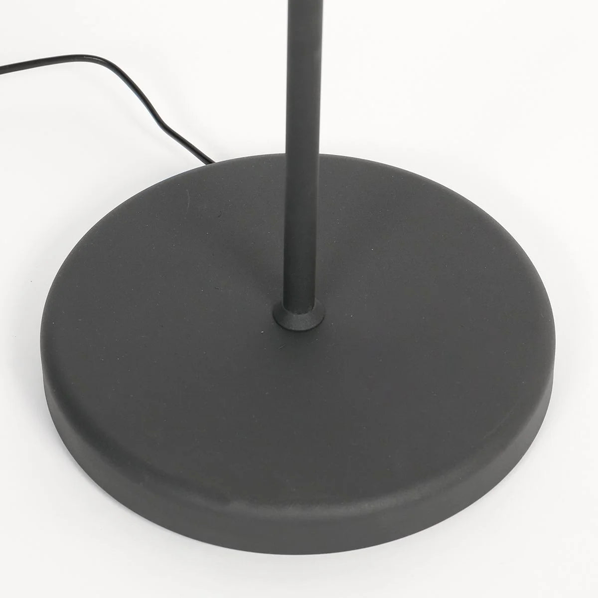 Base de lampadaire en métal noir mat avec pole central pour lampe conique dorée