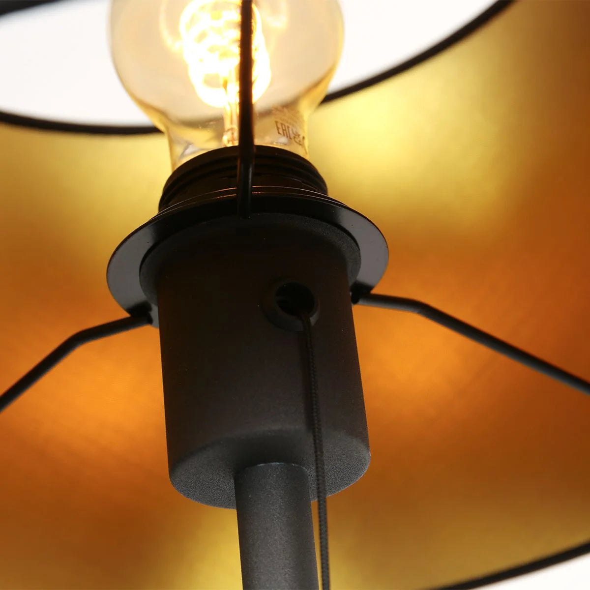 Ampoule Edison illuminée dans un abat-jour conique or doré, lampe en métal noir mat