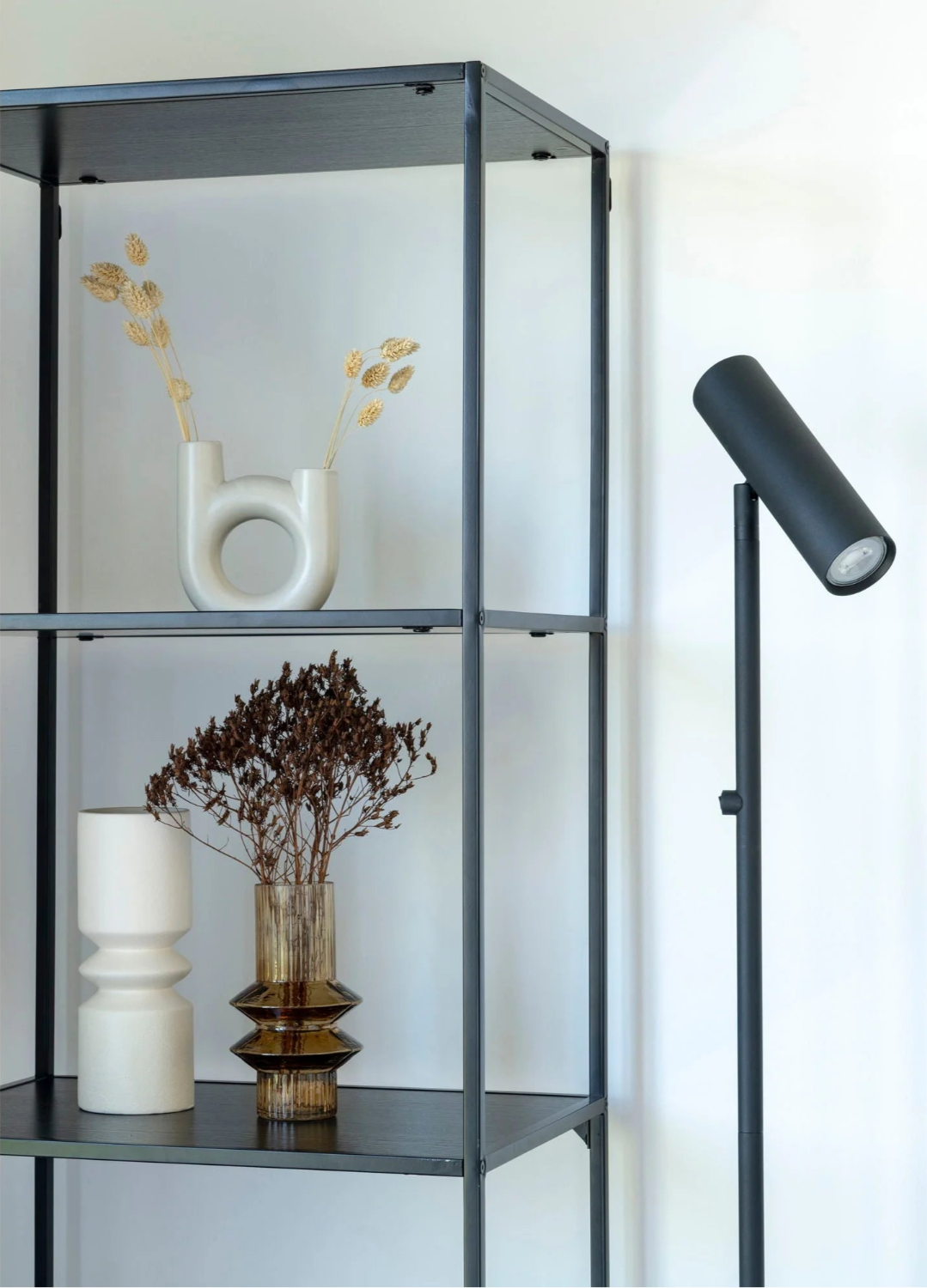 Étagère en métal noir mate avec vases décoratifs, hauteur 150 cm