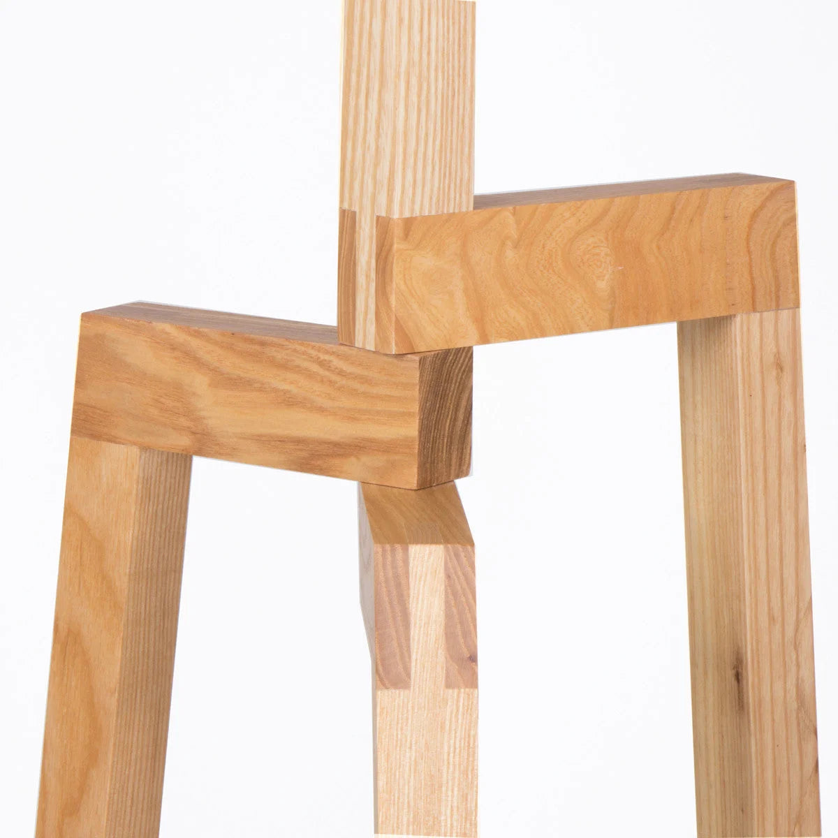 Structure complexe en bois clair pour lampadaire tripode avec abat-jour blanc tissu