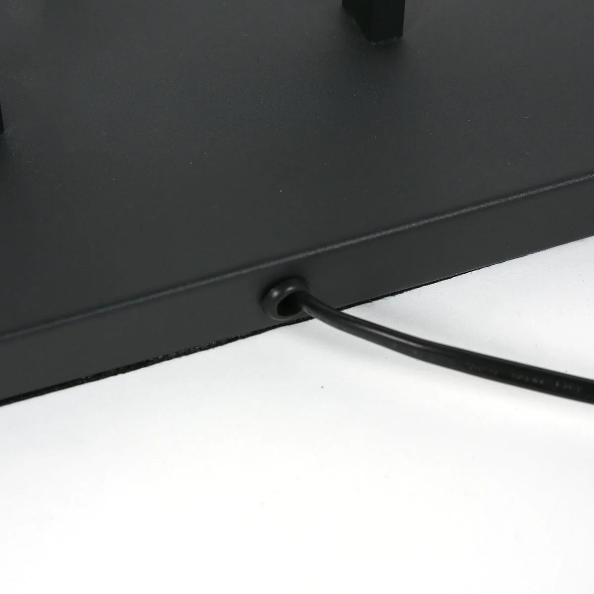 Base en métal noir avec câble d’alimentation pour la lampe sur pied rotin naturel