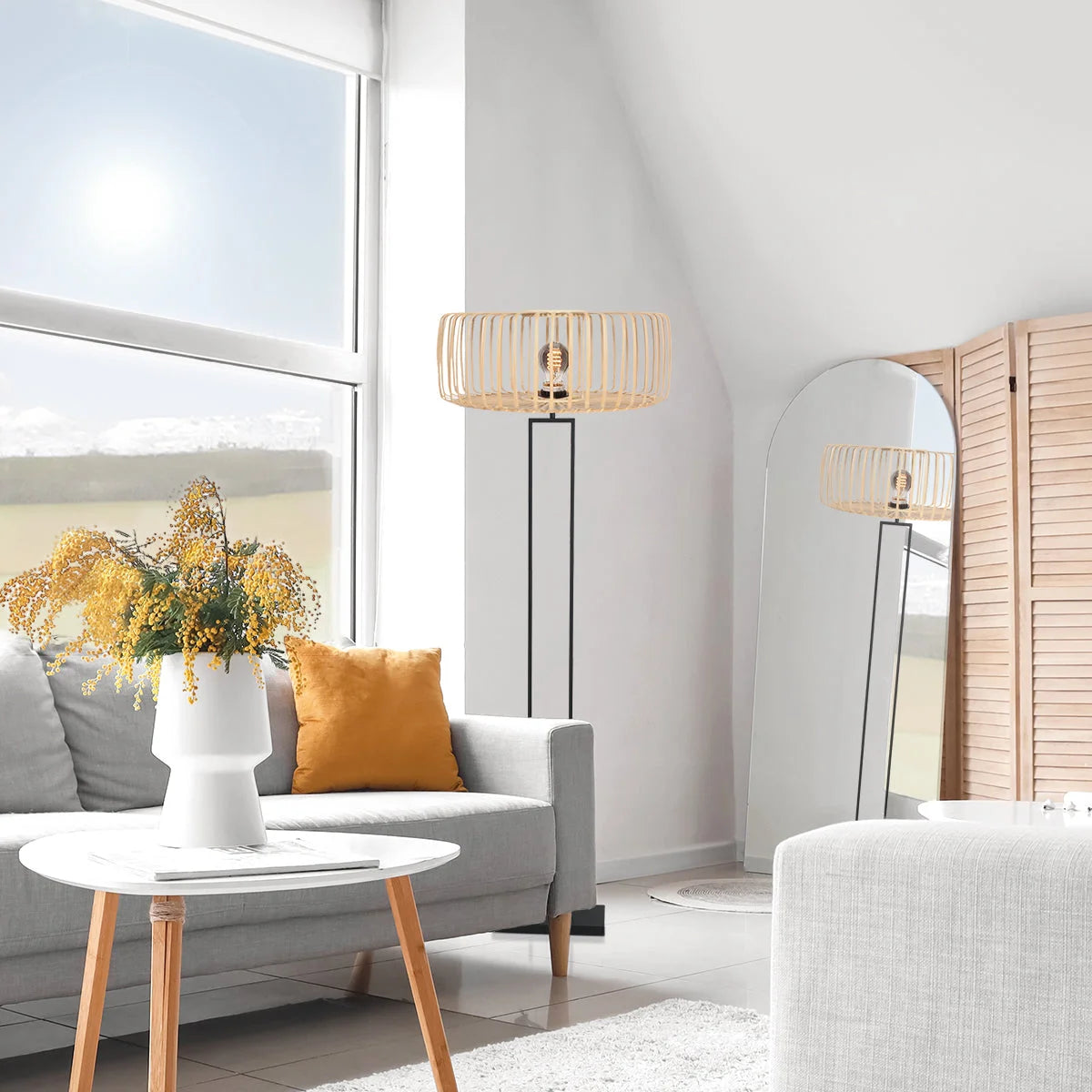Lampe sur pied en rotin tressé naturel avec abat-jour en osier et structure noire H160 cm