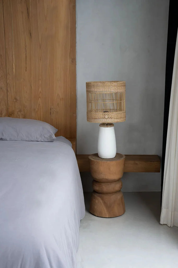Abat-jour tissé blanc naturel sur vase blanc sur support en bois dans La lampe de table Kiska