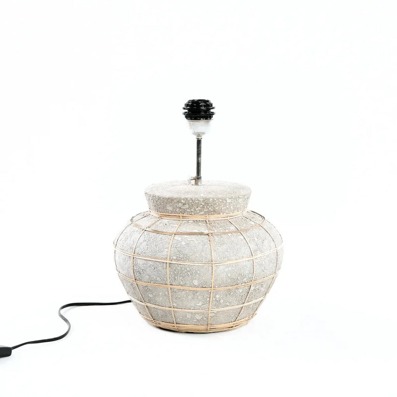 Lampe de table en béton naturel avec cage en rattan, style moderne et élégant
