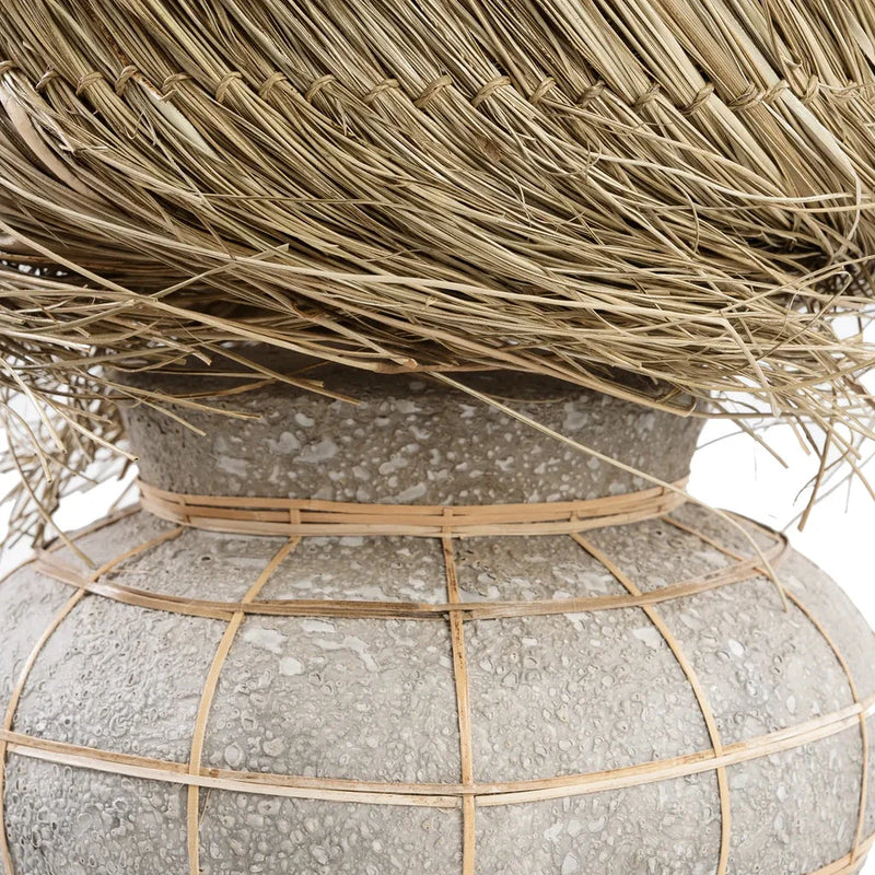 Vase gris texturé avec accents en paille, idéal pour La lampe de table Lipsiâ Béton naturel