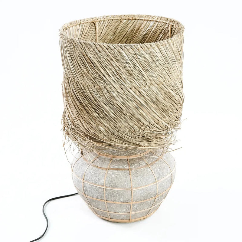 Lampe de table Lipsi en béton naturel avec abat-jour tissé et socle cageée