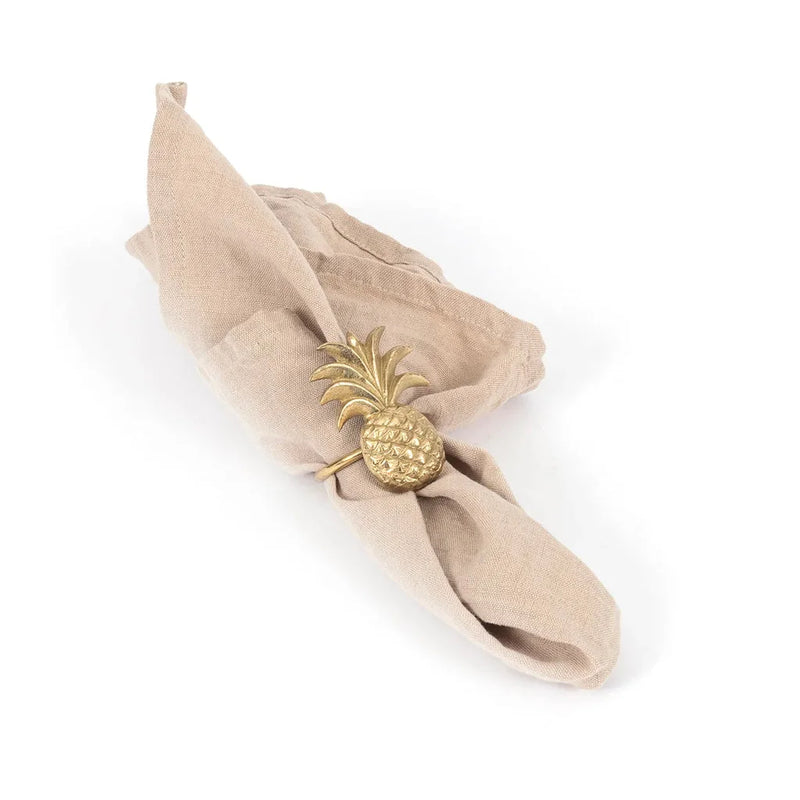 Serviette beige avec anneau de serviette en or en forme d’ananas