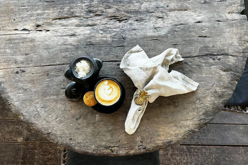 Photo de café, sucre et serviette en lin avec anneau en ananas en or