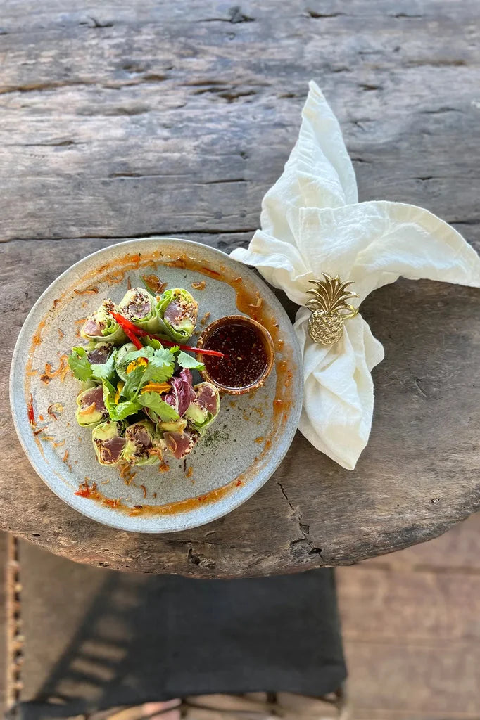 Rouleaux de printemps au thon et avocat avec sauce d’accompagnement, présenté dans L’anneau de serviette en Ananas Or