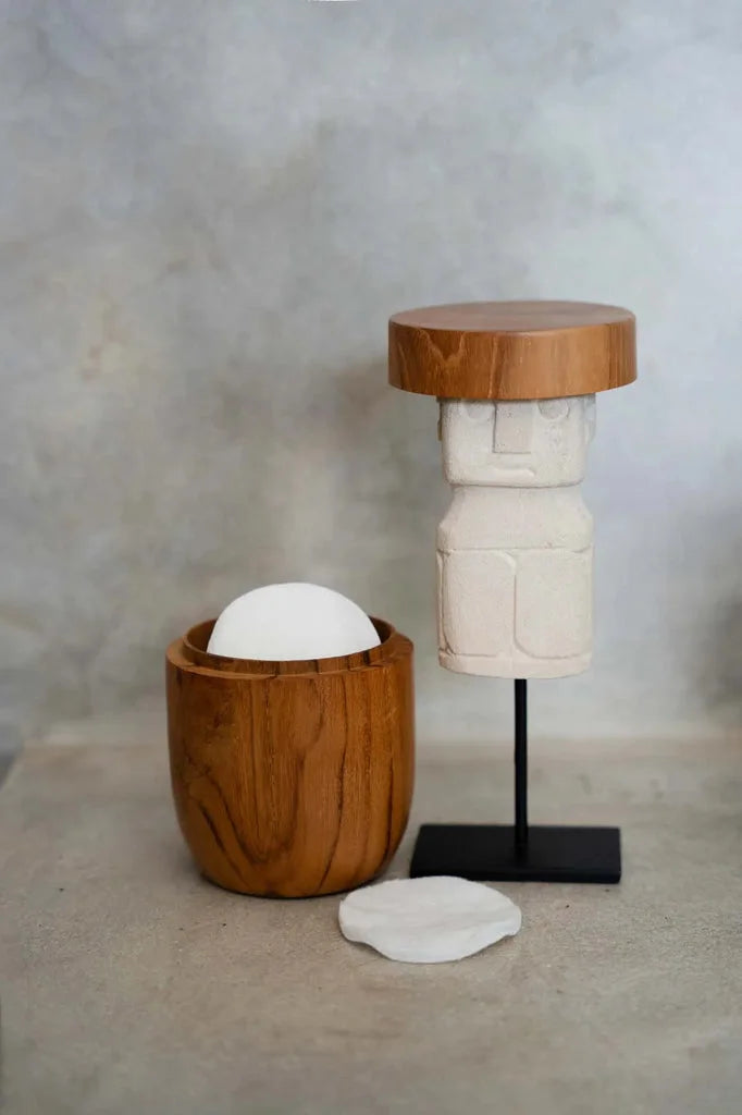 Contenant en bois avec disques de coton et sculpture decorative pour L’homme de Sumba debout