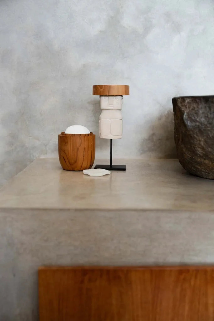 Objet décoratif en bois et tissu pour Lhomme de Sumba debout