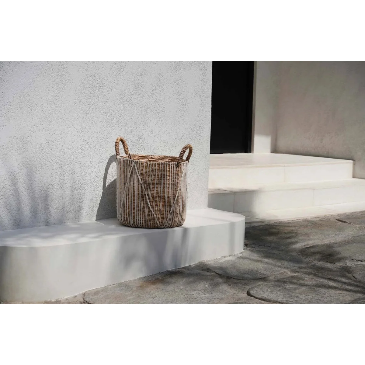 Panier en macramé cylindrique en jonc de mer naturel et blanc avec poignées – H45 cm