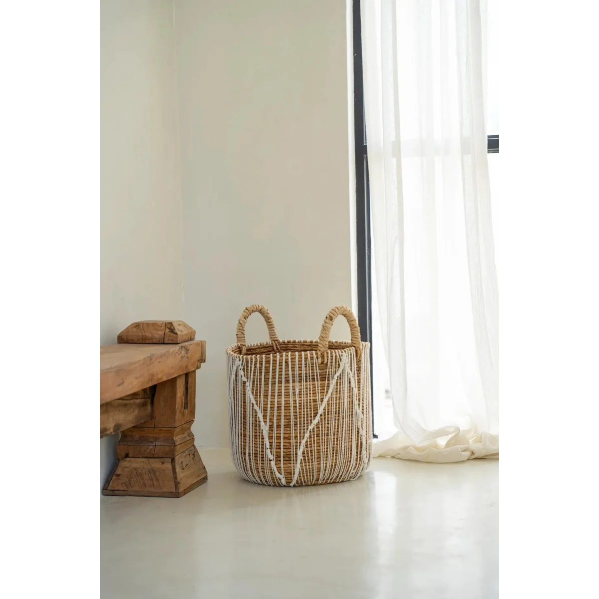 Panier en macramé cylindrique en jonc de mer naturel et blanc avec poignées – H45 cm