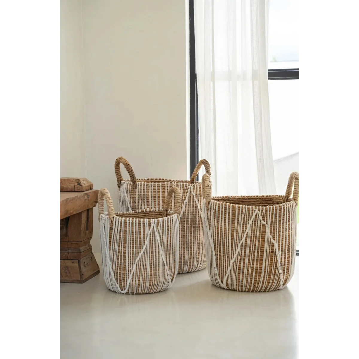 Panier en macramé cylindrique en jonc de mer naturel et blanc avec poignées – H45 cm