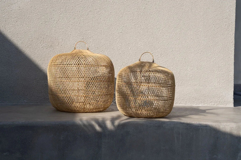 Deux paniers tressés avec poignées pour le pendentif Batu Bolong Naturel L