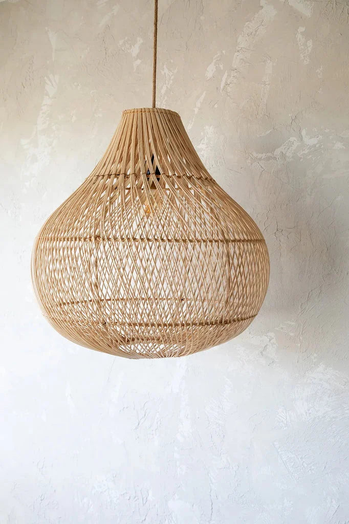 Suspension en tissage naturel pour un éclairage chaleureux et élégant dans la maison