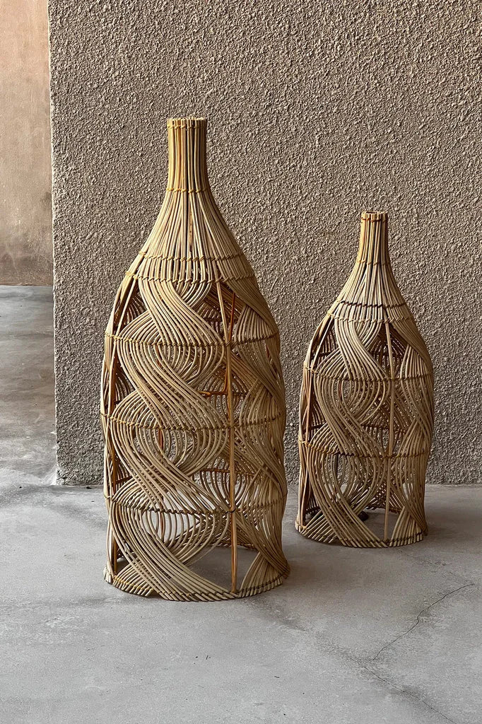 Vases en rotin tressé en forme de bouteille pour le produit Le Pendentif Garaffa Naturel L