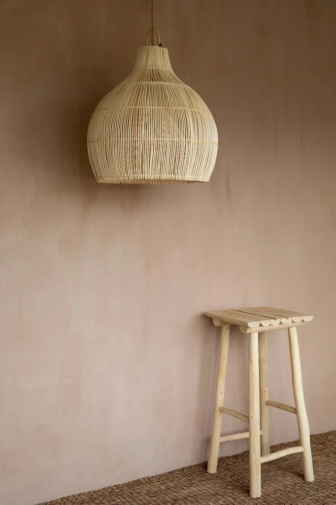 Pendélite en tissé et tabouret en bois dans le produit Le pendentif piège à homard Naturel L