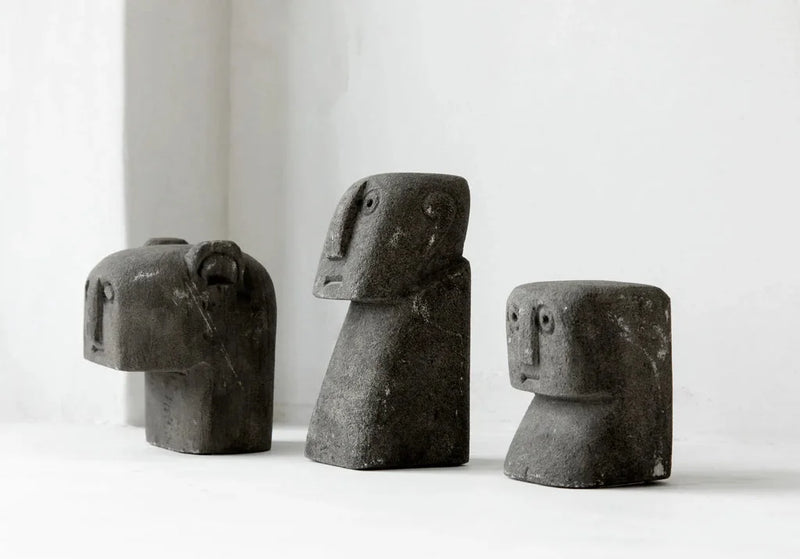 Trois sculptures de tête stylisées et foncées pour La Pierre de Sumba #18