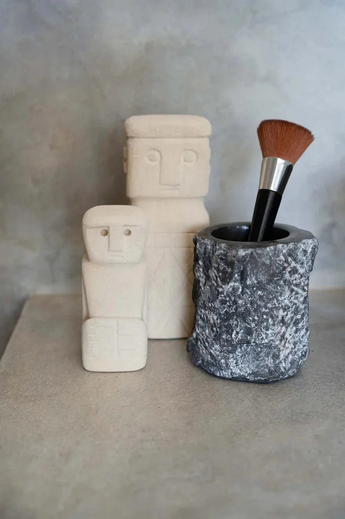 Statues en pierre blanches et porte-pinceaux de maquillage La Pierre de Sumba #24