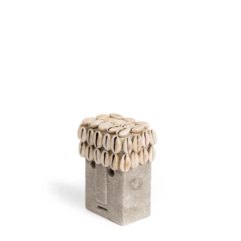 Figure en bloc de béton avec cheveux en coquilles de cowrie pour La Pierre de Sumba #29