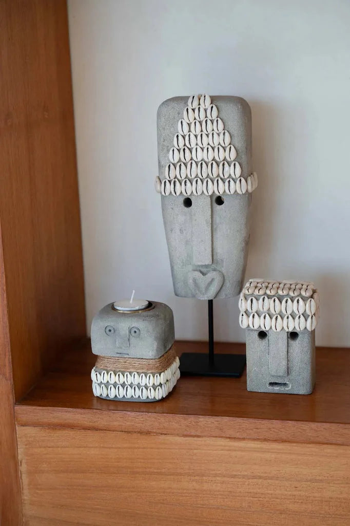 Trois sculptures de visage gris ornées de coquillages, La Pierre de Sumba #29