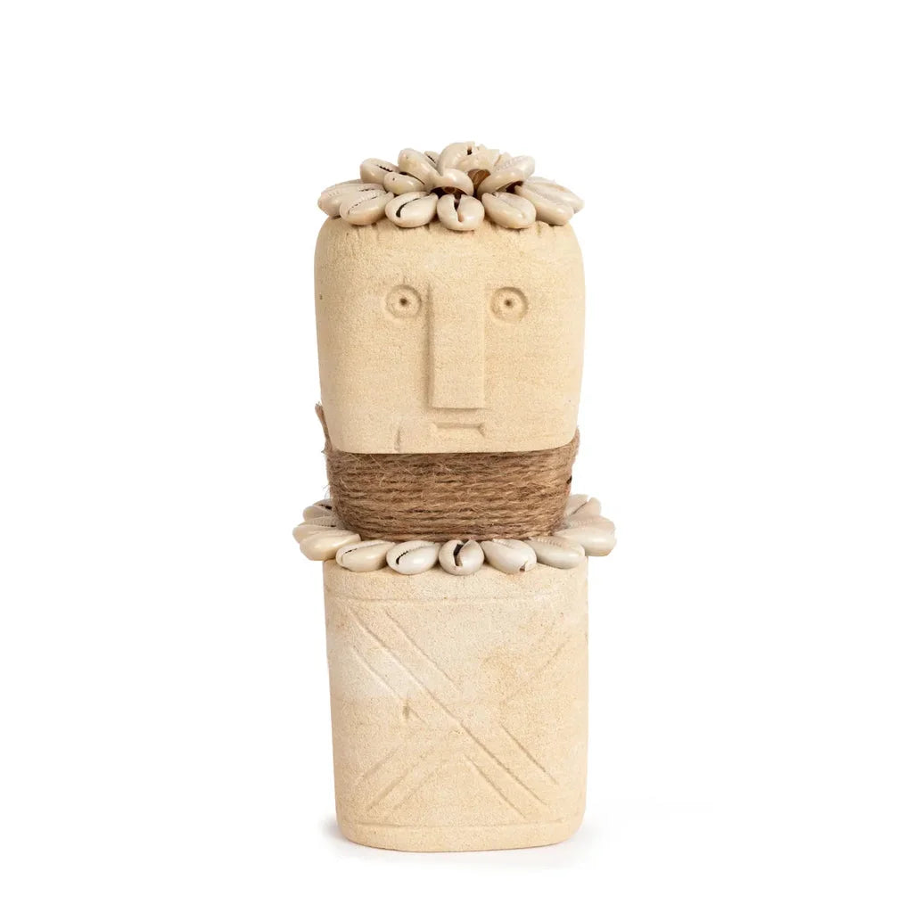 Figure artisanale en argile avec coquillages de cowrie pour La Pierre de Sumba #30