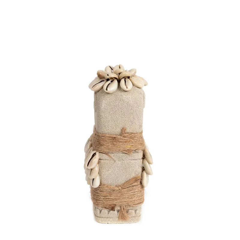 Totem orné de cauris.