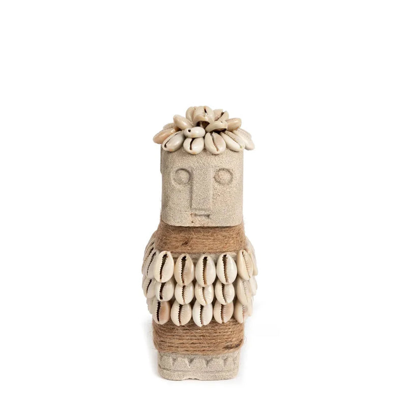 Figure en pierre ornée de coquillages et de ficelle.