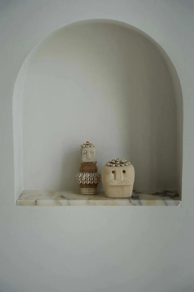 Deux figurines décoratives sculptées.