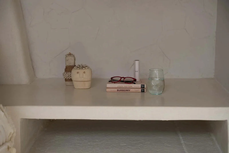 Etagère avec objets décoratifs.