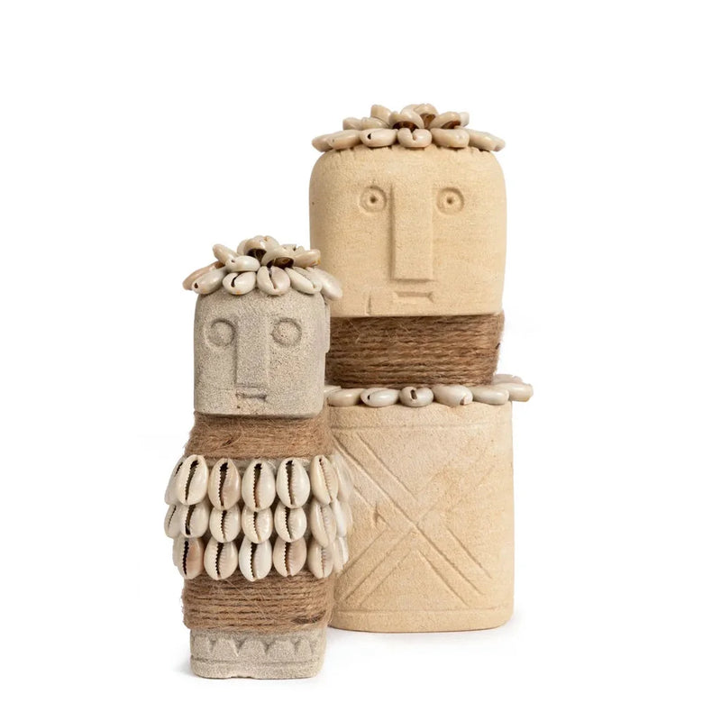 Deux figurines en argile de style tribal avec des coquillages.