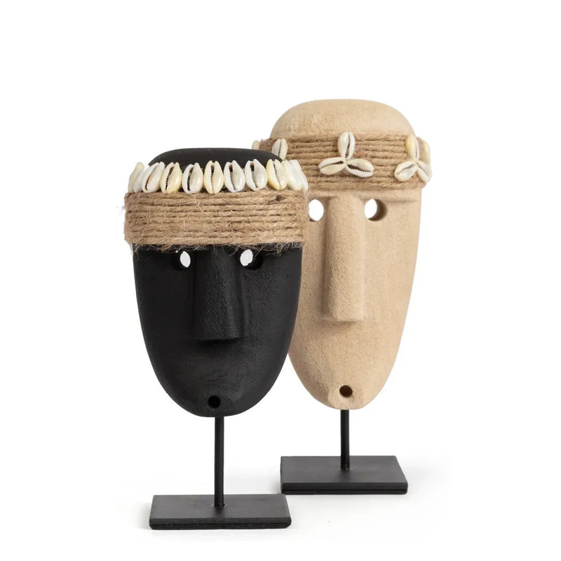 Deux masques tribaux décoratifs en pierre pour la pièce La Pierre de Sumba #35