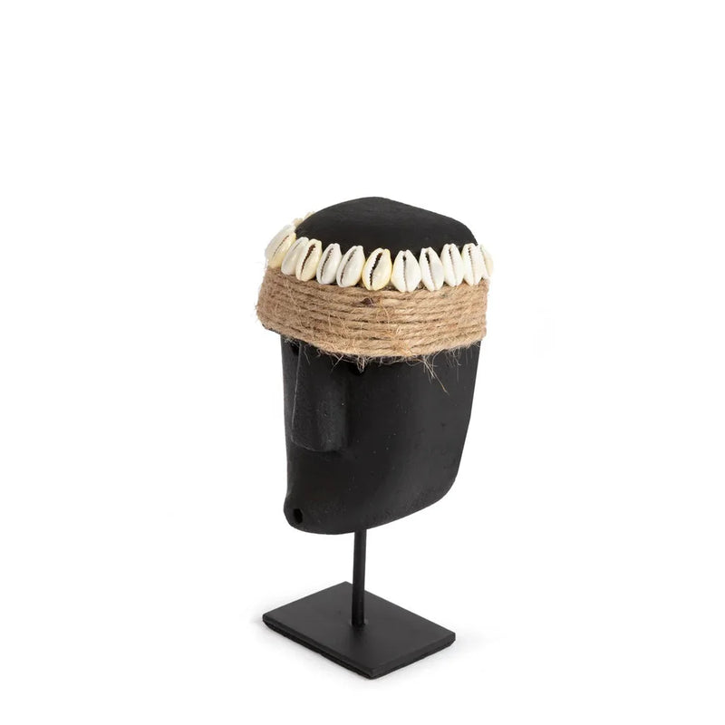 Sculpture en tête noire avec bandeau en coquillages pour La Pierre de Sumba #35