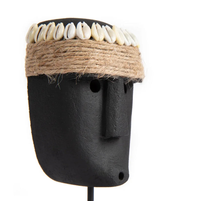 Sculpture tête noire La Pierre de Sumba #35 avec coquillage et bandeau en corde