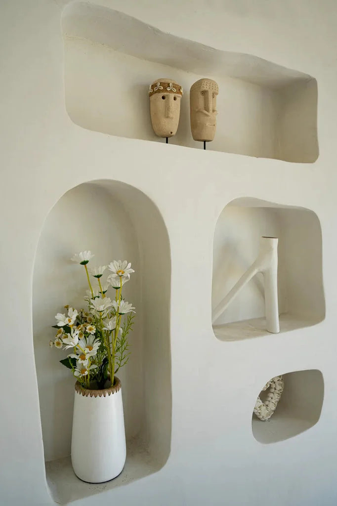 Mur blanc avec niches décoratives pour La Pierre de Sumba n°21 sur son support