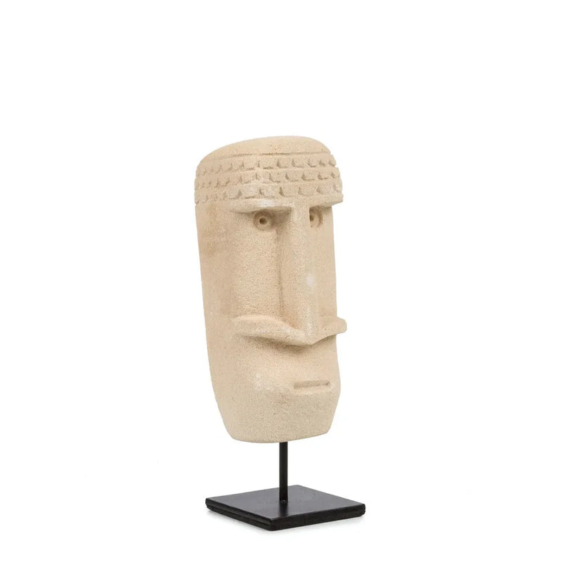 Tête Moai couleur pierre sur support noir dans le produit La Pierre de Sumba n°21