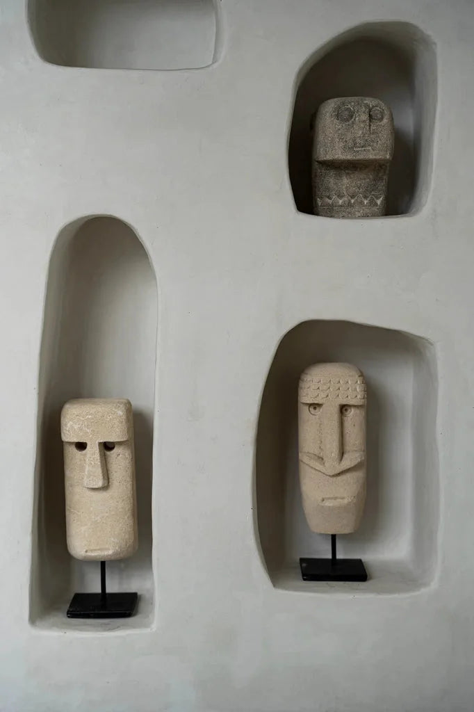 Mur avec niches encastrées présentant des sculptures de têtes en pierre pour La Pierre de Sumba n°21
