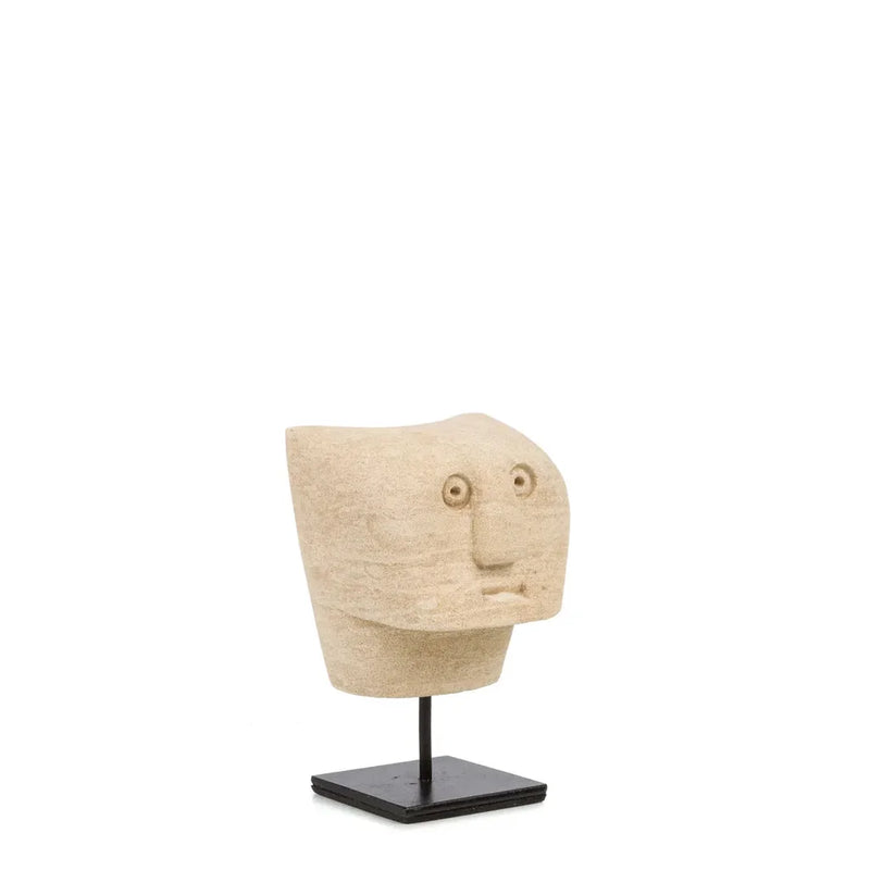 Sculpture de tête abstraite de couleur claire sur support noir pour La Pierre de Sumba n°23