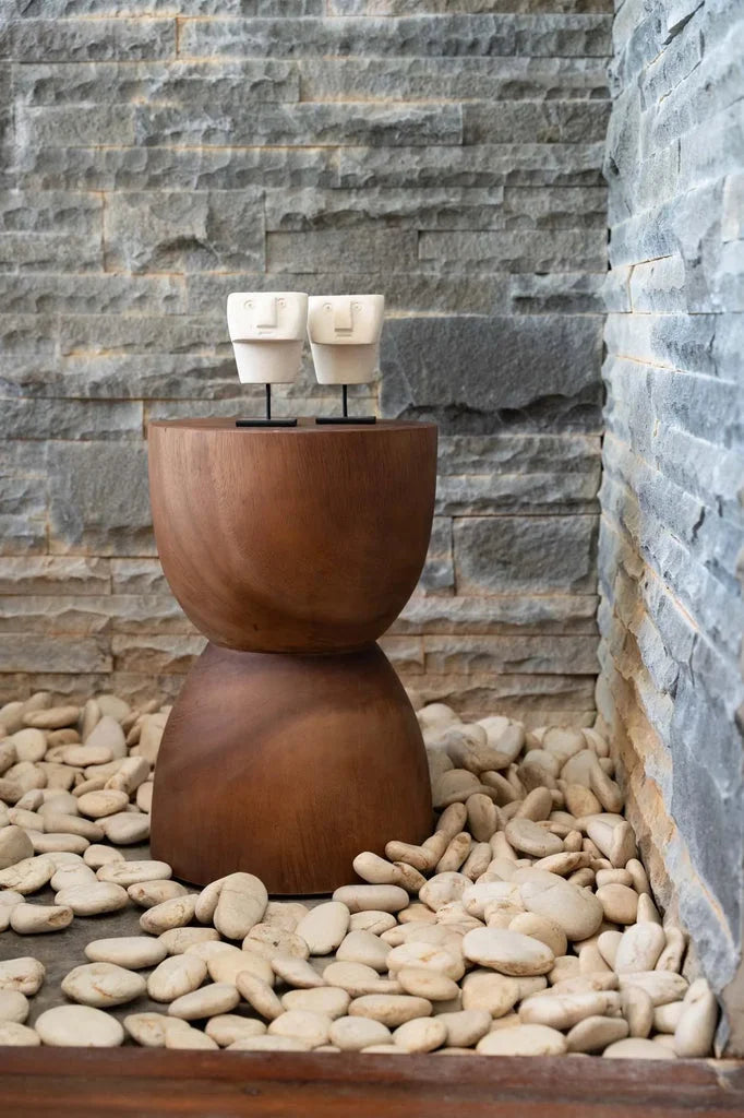 Table en bois en forme de sablier avec deux petites sculptures blanches La Pierre de Sumba n°23