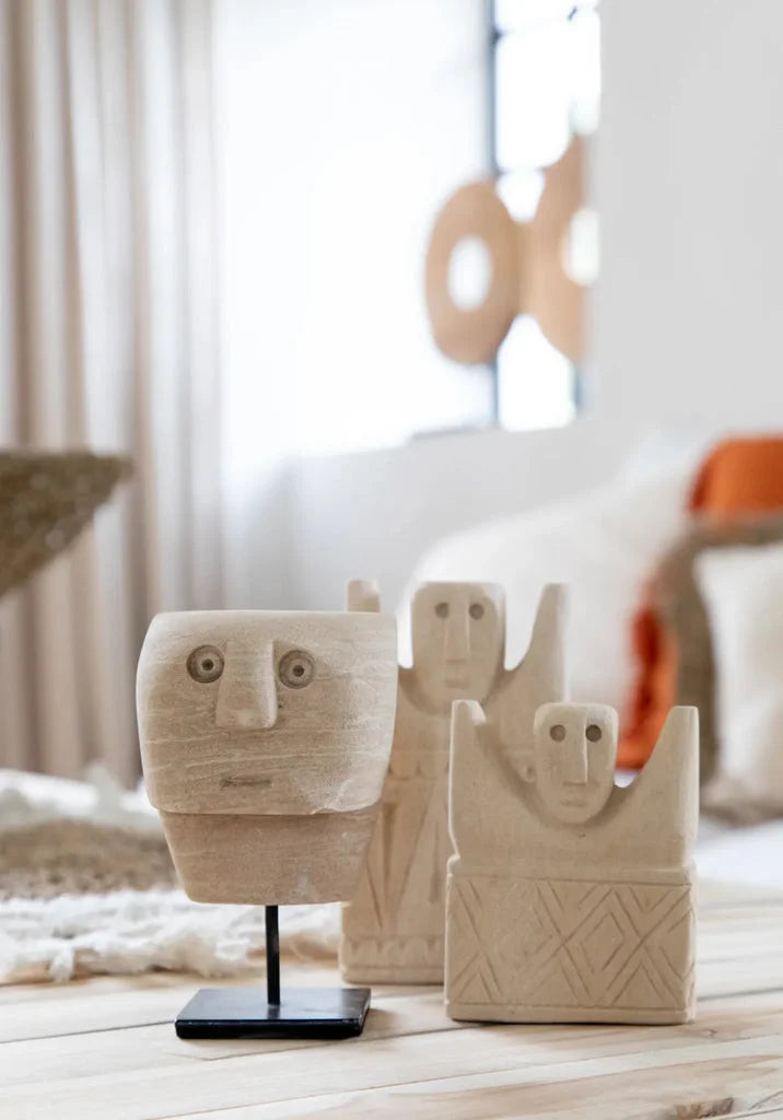 Trois figures en pierre sculptée légère sur leur support pour La Pierre de Sumba n°23