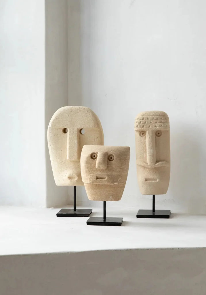 Trois sculptures de visages en bois sculpté sur support pour La Pierre de Sumba n°23