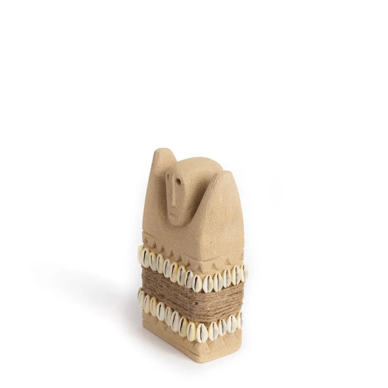 Figurine beige avec coquillages et ficelle pour La Pierre de Sumba n°28 - M