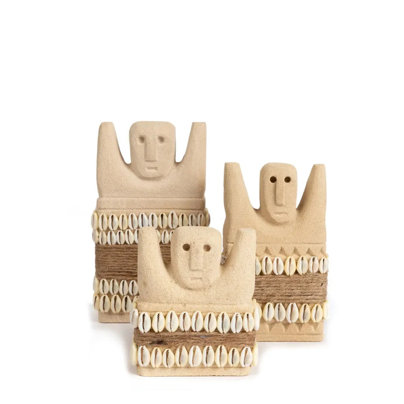 Trois figures humaines stylisées beige avec coquillages et ficelles pour La Pierre de Sumba n°28 - M