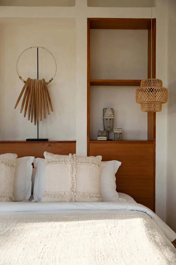 Intérieur de chambre bohème avec La Pierre de Sumba n°32 sur son support