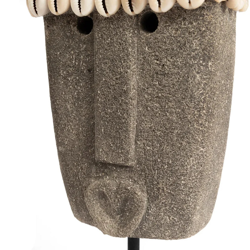 Masque en pierre avec ornement en coquillage sur support La Pierre de Sumba n°32
