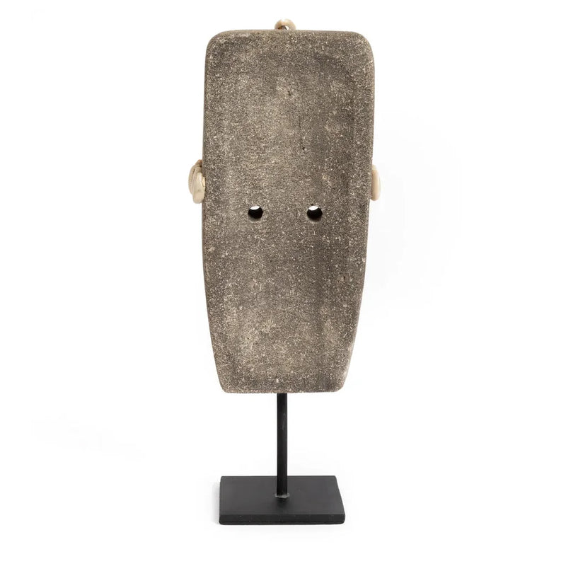 Masque gris rectangulaire avec trous pour les yeux sur support La Pierre de Sumba n°32