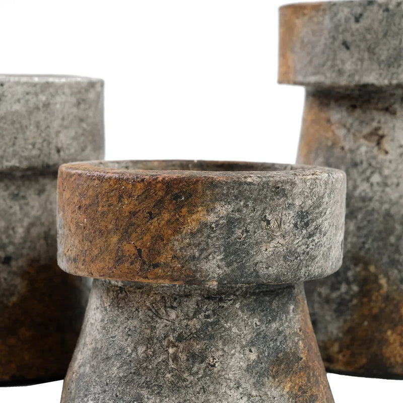 Trois pots en terre cuite gris antique pour bougies, aspect vintage et robuste