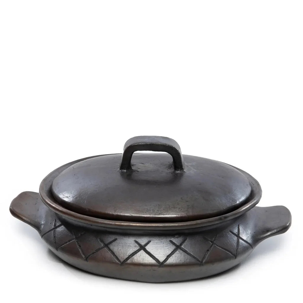 Cocotte en poterie brune foncée, ovale, avec motif, poignées latérales, noir